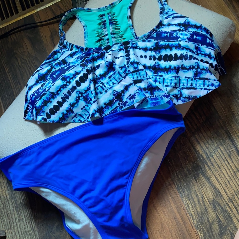 Top  XL think it is a large bottoms are medium